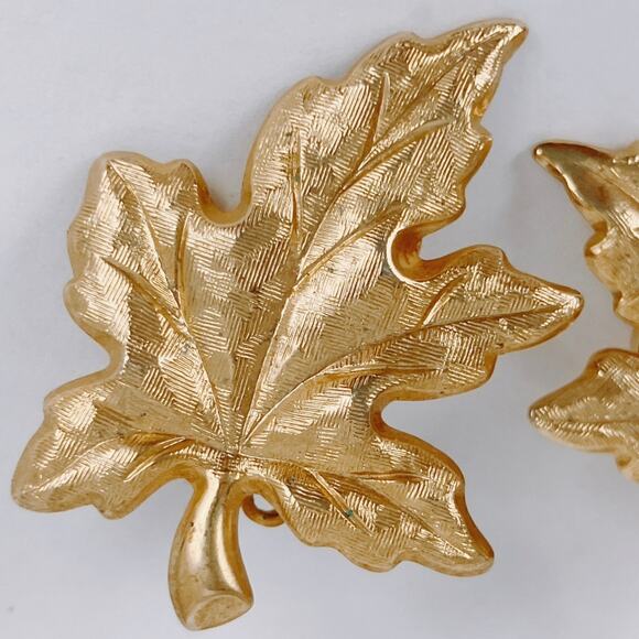 Vintage Gold Tone Maple Leaf Clip On Earrings Mid Century 50s 60s Autumn Harvest - Picture 2 of 10